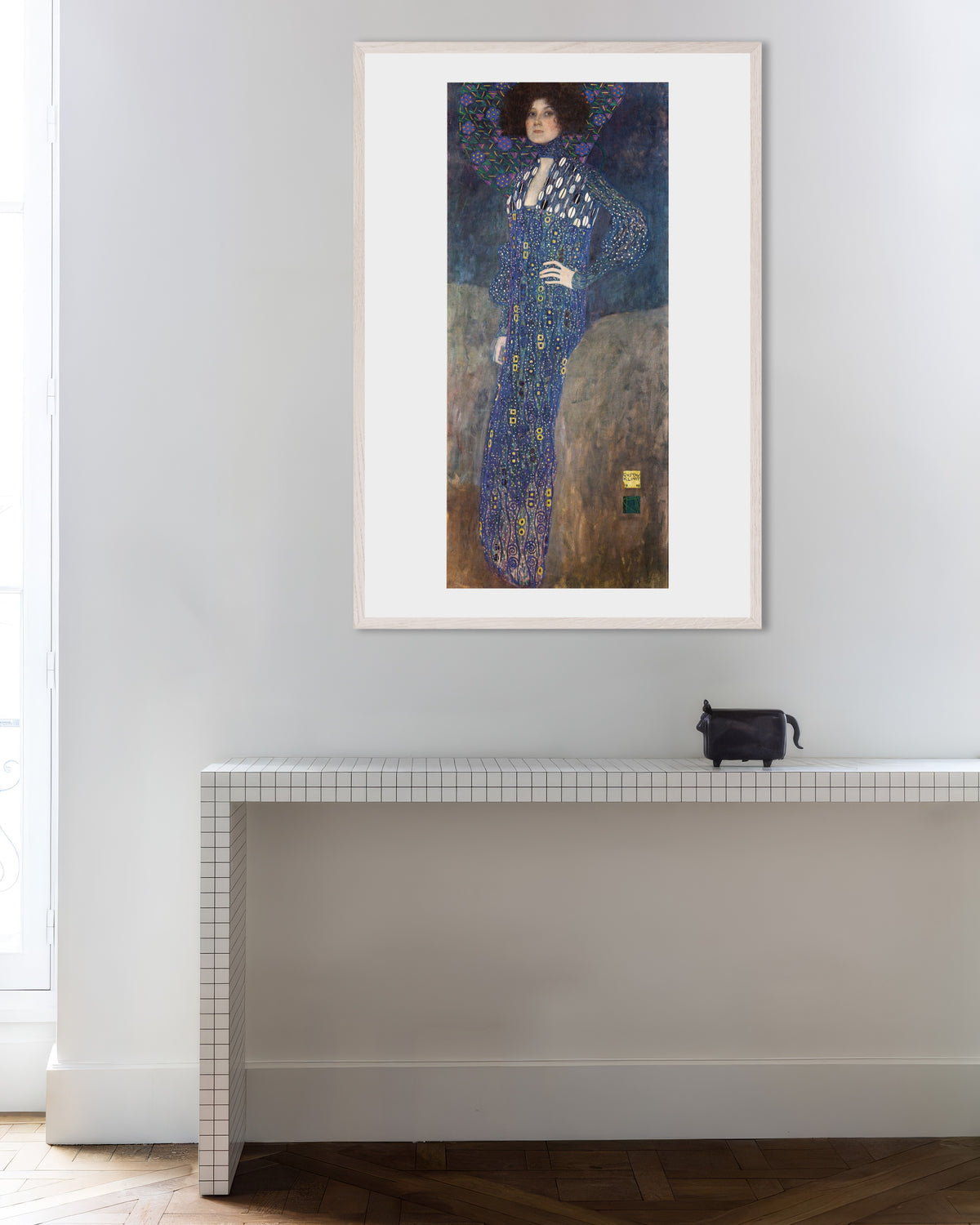 Plakat Portrett av Emilie Flöge (1902) av Gustav Klimt med hvit treramme