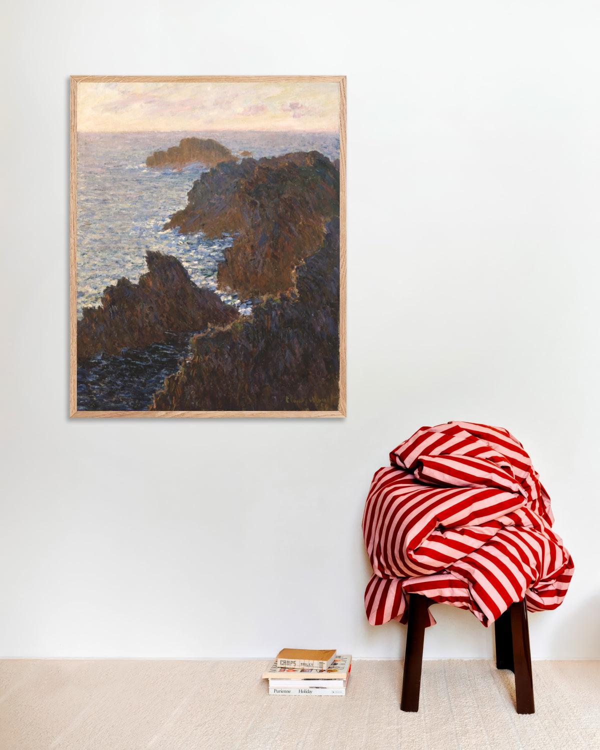 Plakat Klipper på Belle-Île, Port-Domois (1886) av Claude Monet med ramme i naturtre