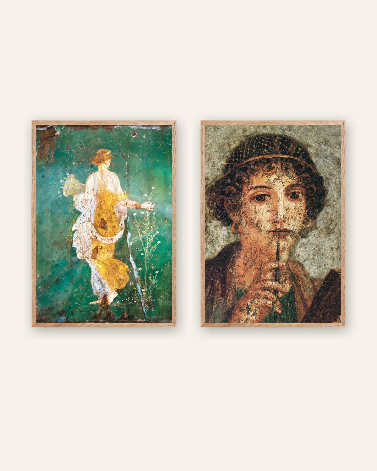 Sett med 2 postere med romerske fresker, Flora og Sappho, i naturfargede trerammer