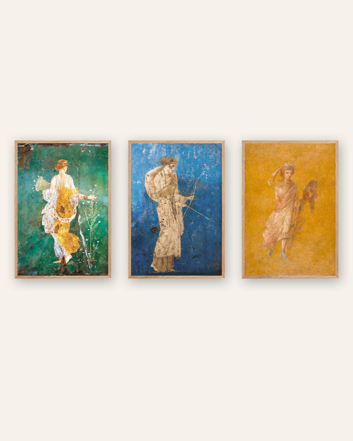 Sett med 3 postere med romerske fresker, Flora, Artemis og Melpomene, i naturfargede trerammer