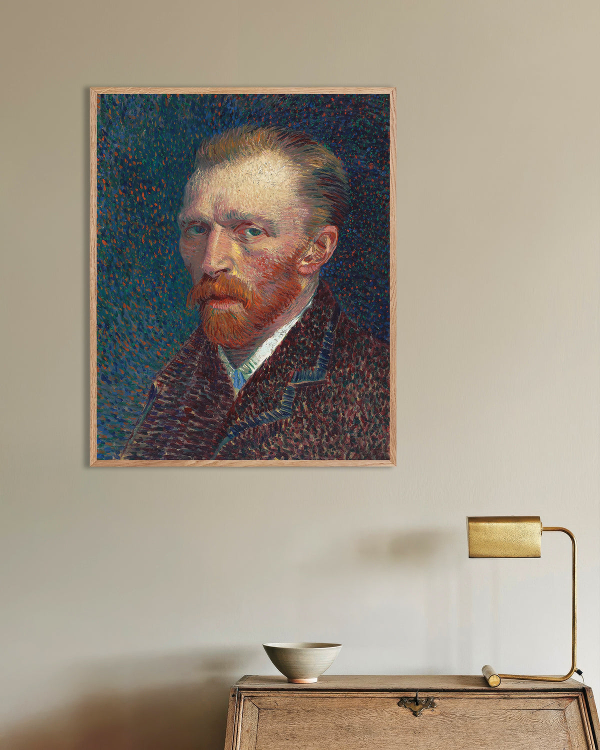 Poster av Selvportrett på blå bakgrunn med prikker (1887) av Vincent van Gogh, med ramme i naturtre