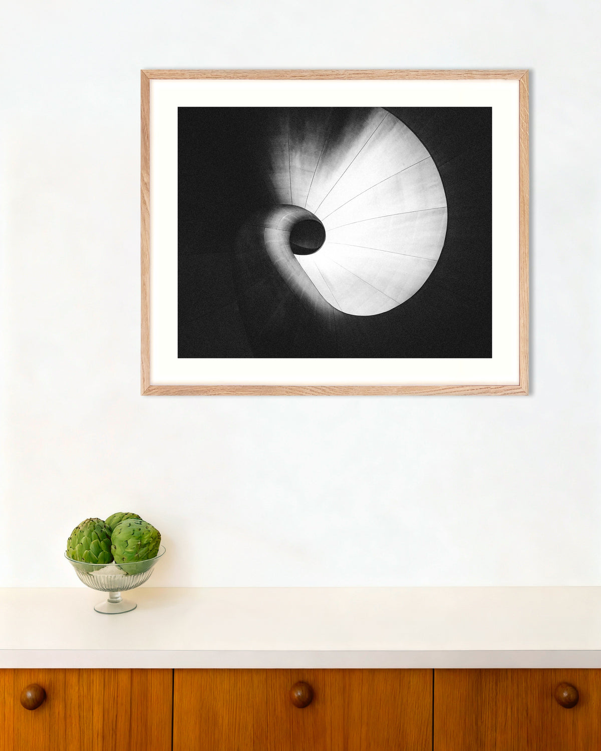 Plakat «Spiraltrapp sett nedenfra» med ramme i naturtre