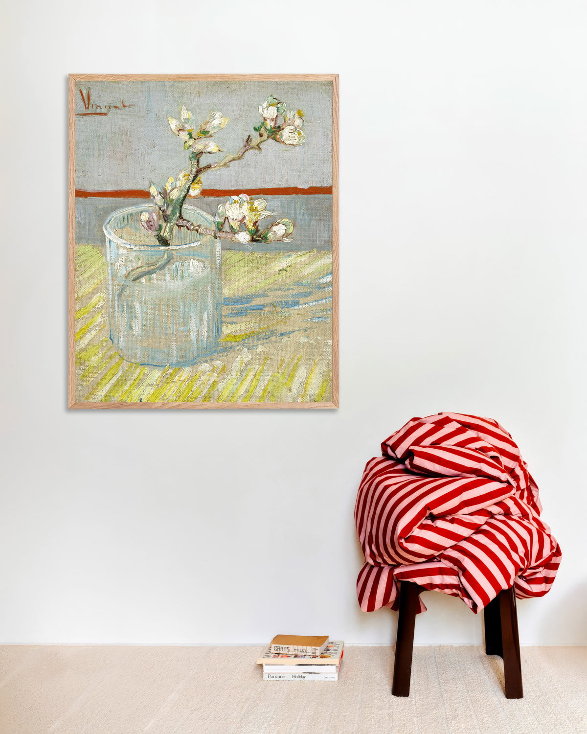 Poster av Blomstrende mandelkvist i et glass (1888) av Vincent van Gogh, med ramme av naturlig tre