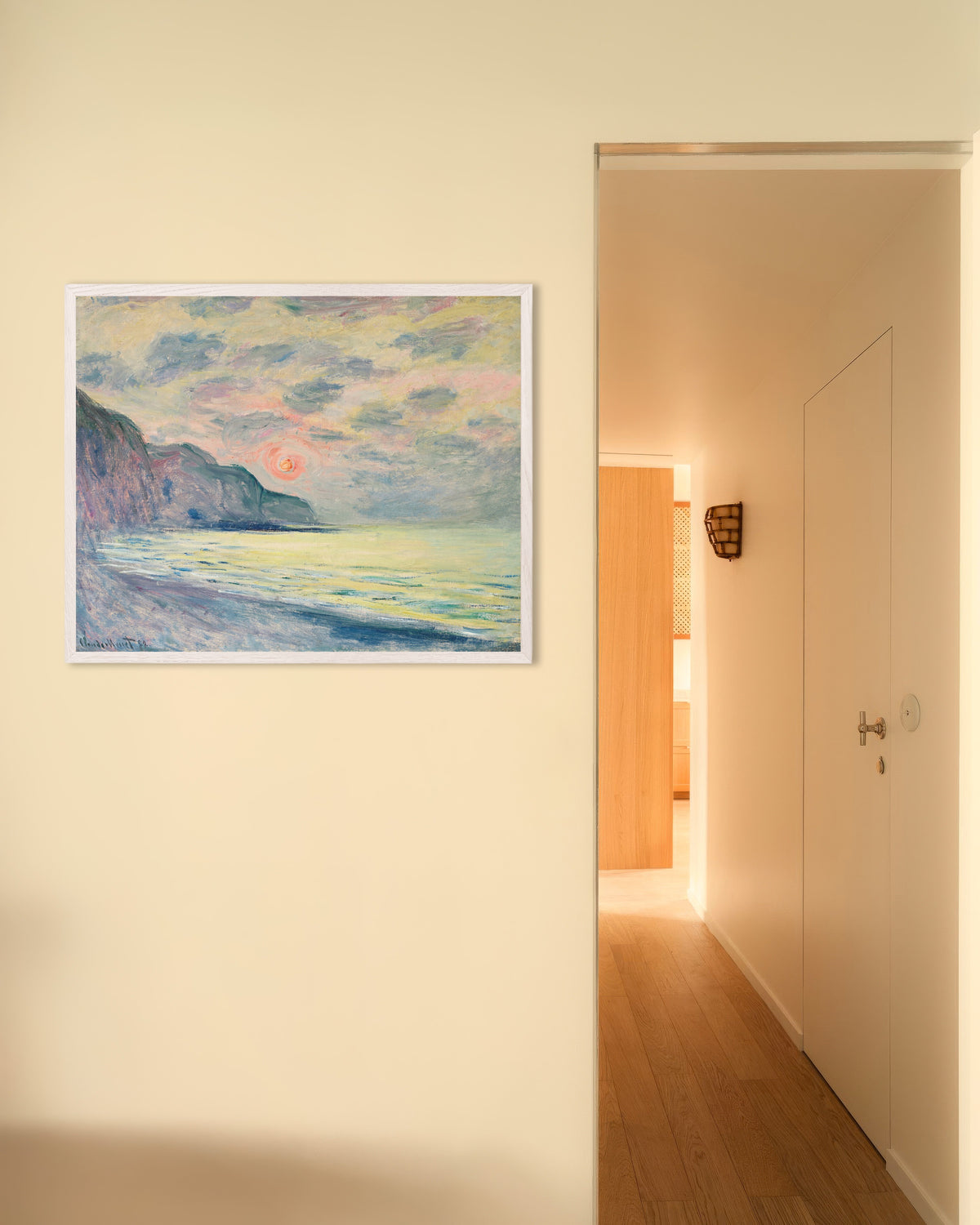 Plakat Solnedgang i disig vær, Pourville (1882) av Claude Monet med hvit treramme