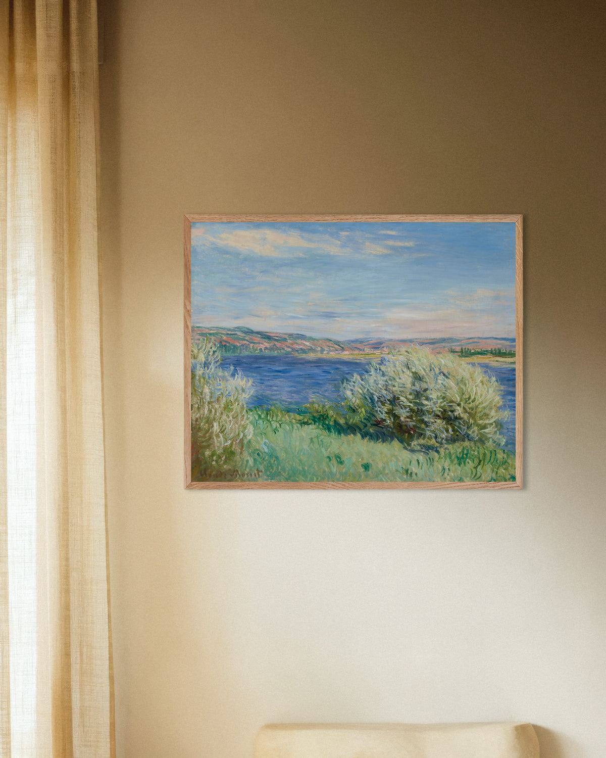 Plakat Seinens bredder nær Vétheuil (1881) av Claude Monet med ramme i naturtre