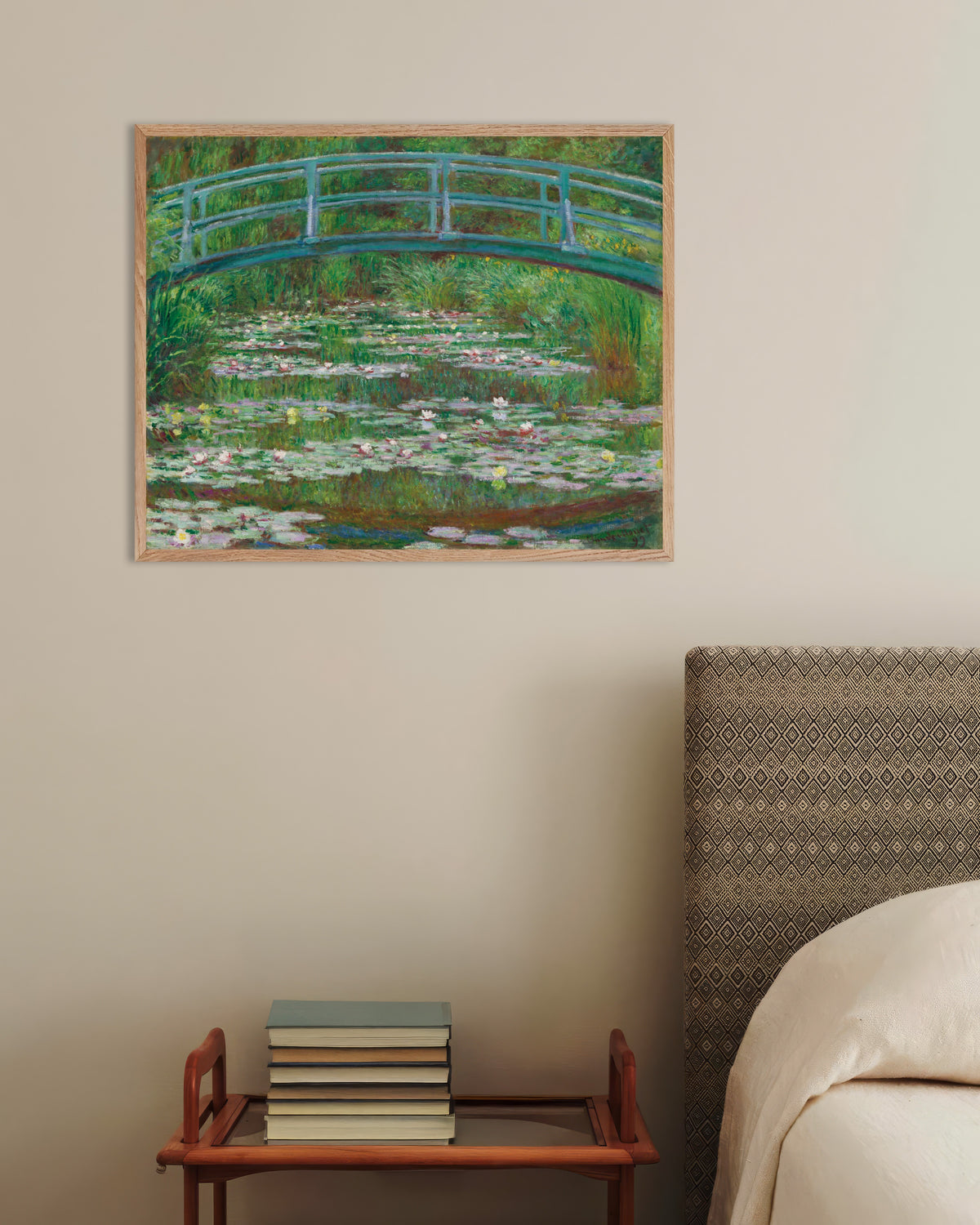 Plakat Den japanske broen (1899) av Claude Monet med ramme i naturtre
