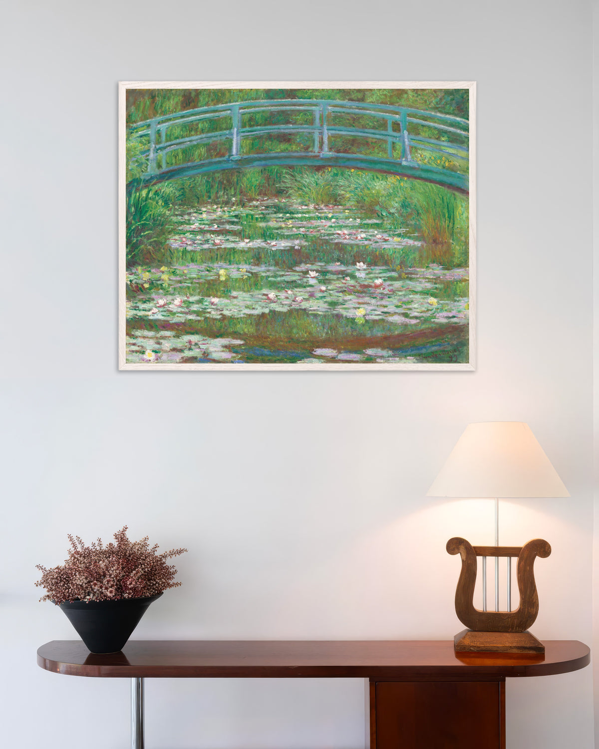 Plakat Den japanske broen (1899) av Claude Monet med hvit treramme