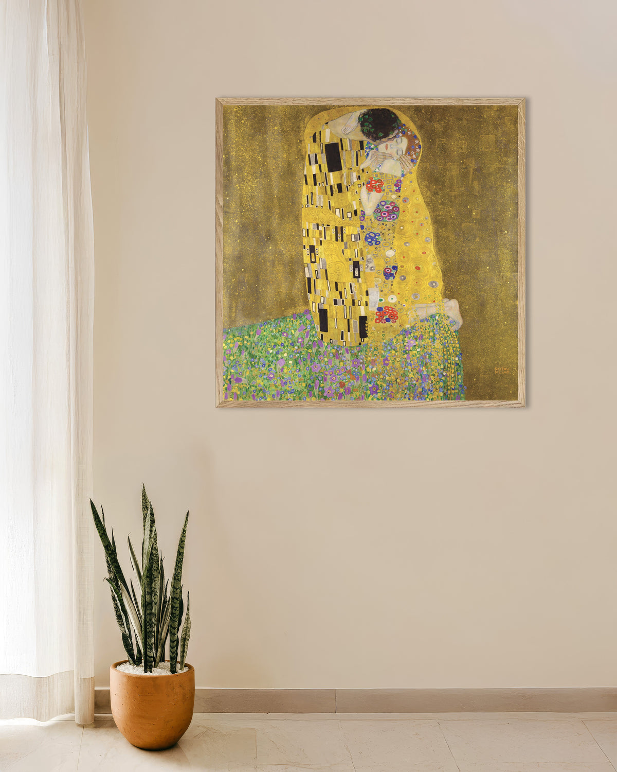 Plakat Kysset (1907–1908) av Gustav Klimt med ramme i naturtre