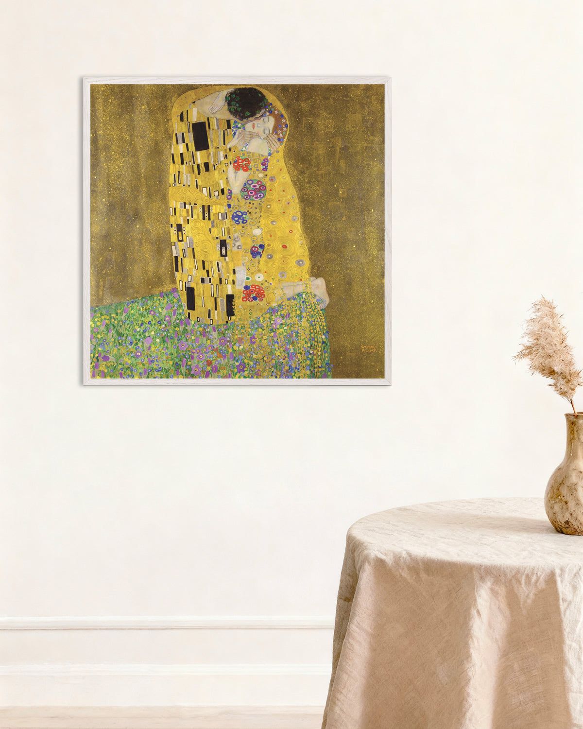 Plakat Kysset (1907–1908) av Gustav Klimt med hvit treramme