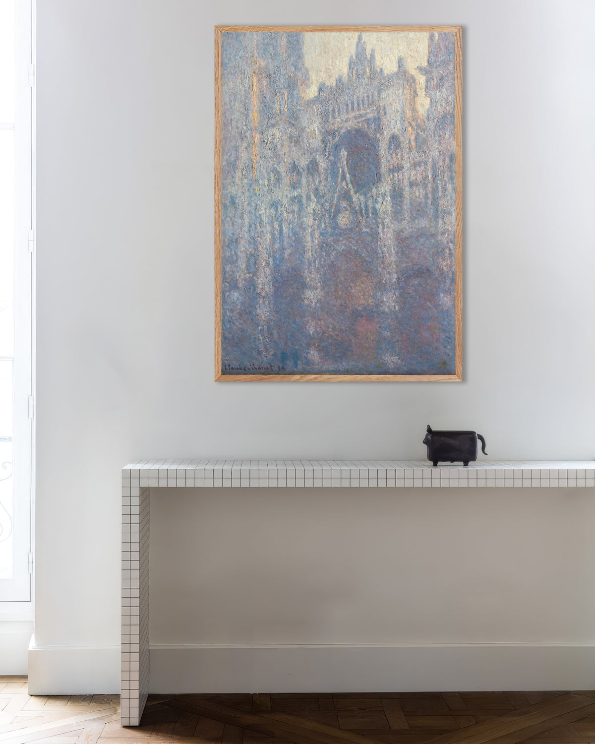 Plakat Portalen til katedralen i Rouen i morgenlys (1894) av Claude Monet med ramme i naturtre