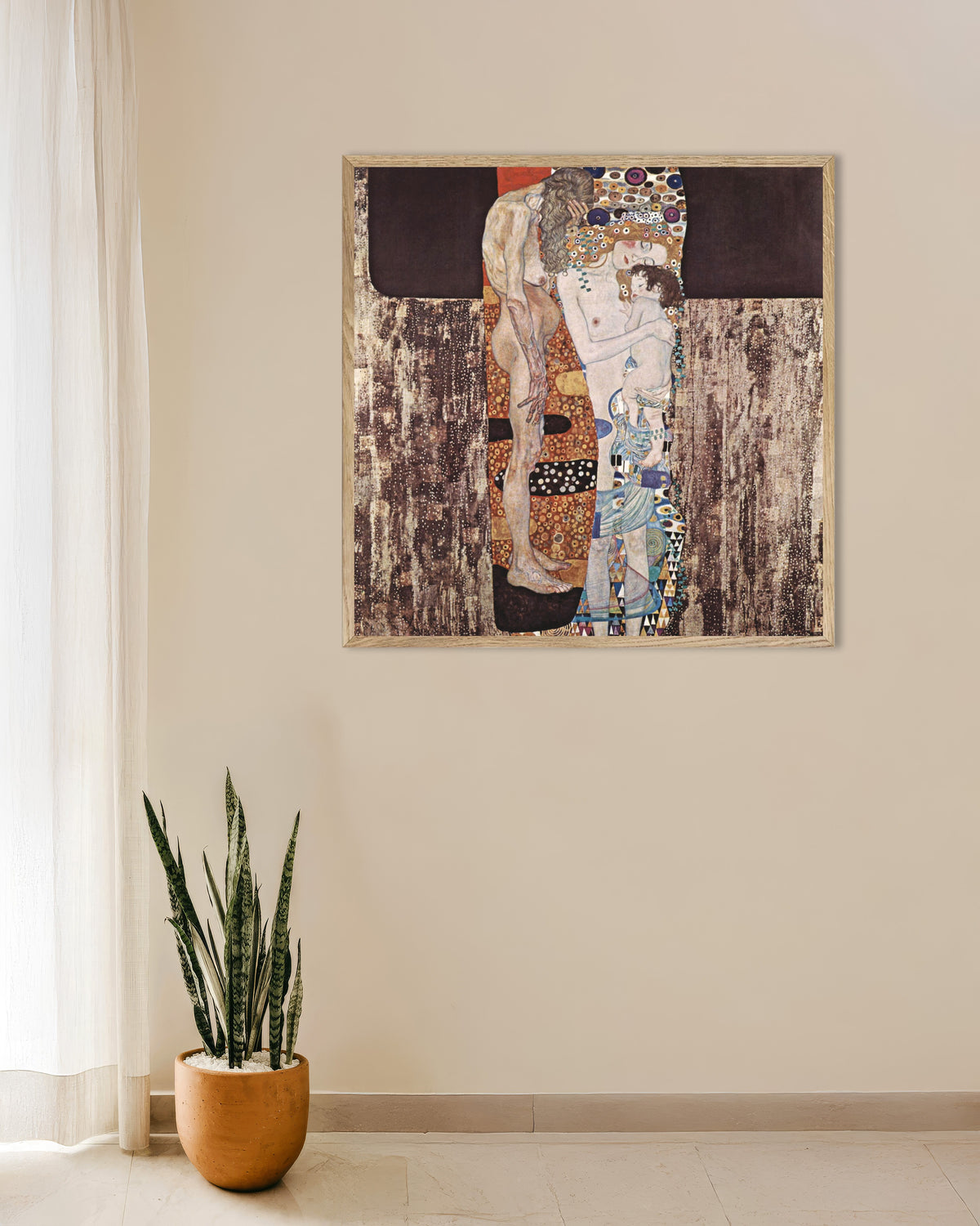 Plakat Kvinnens tre aldre (1905) av Gustav Klimt med ramme i naturtre