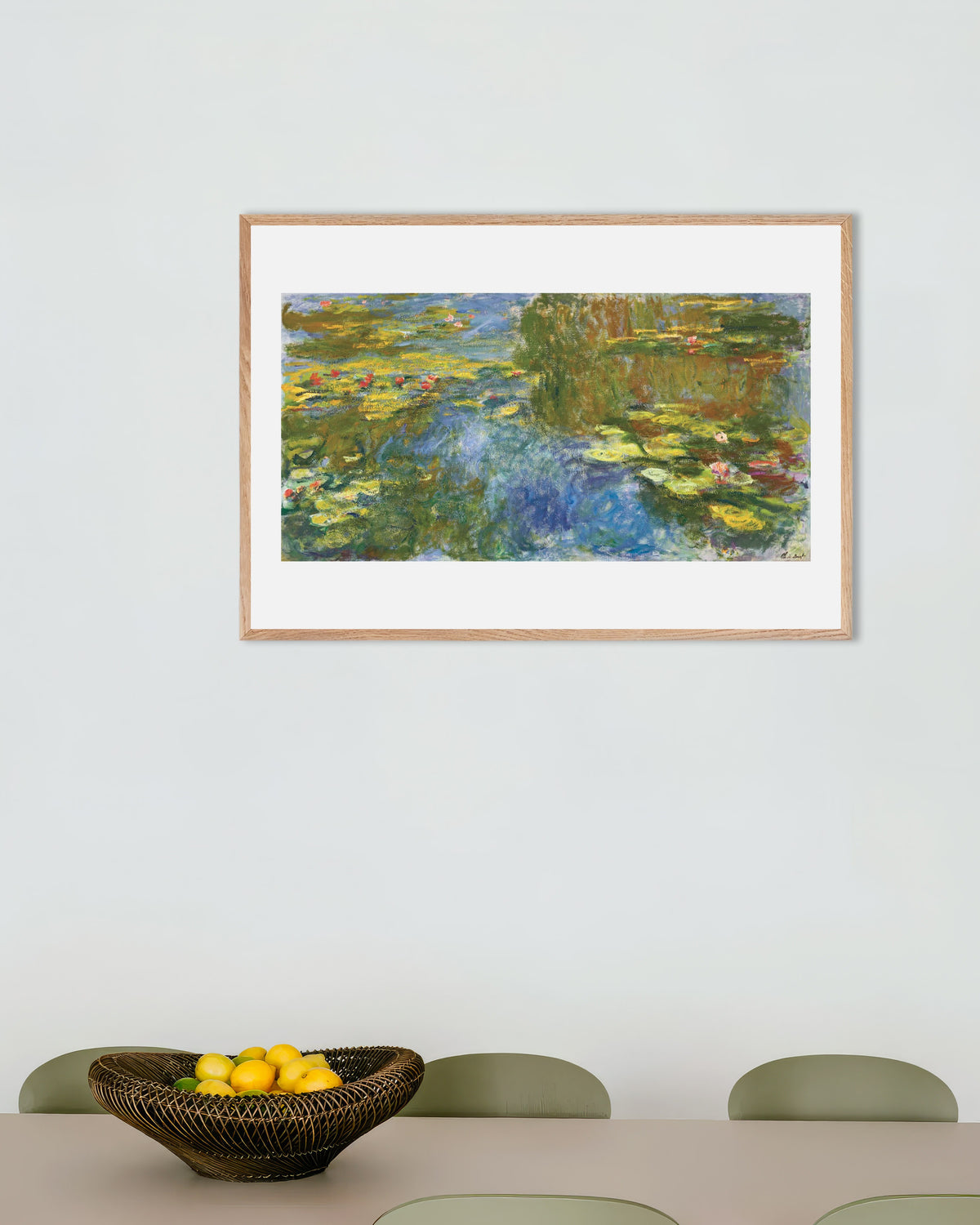 Plakat Vannliljedammen (ca. 1917–1919) av Claude Monet med ramme i naturtre