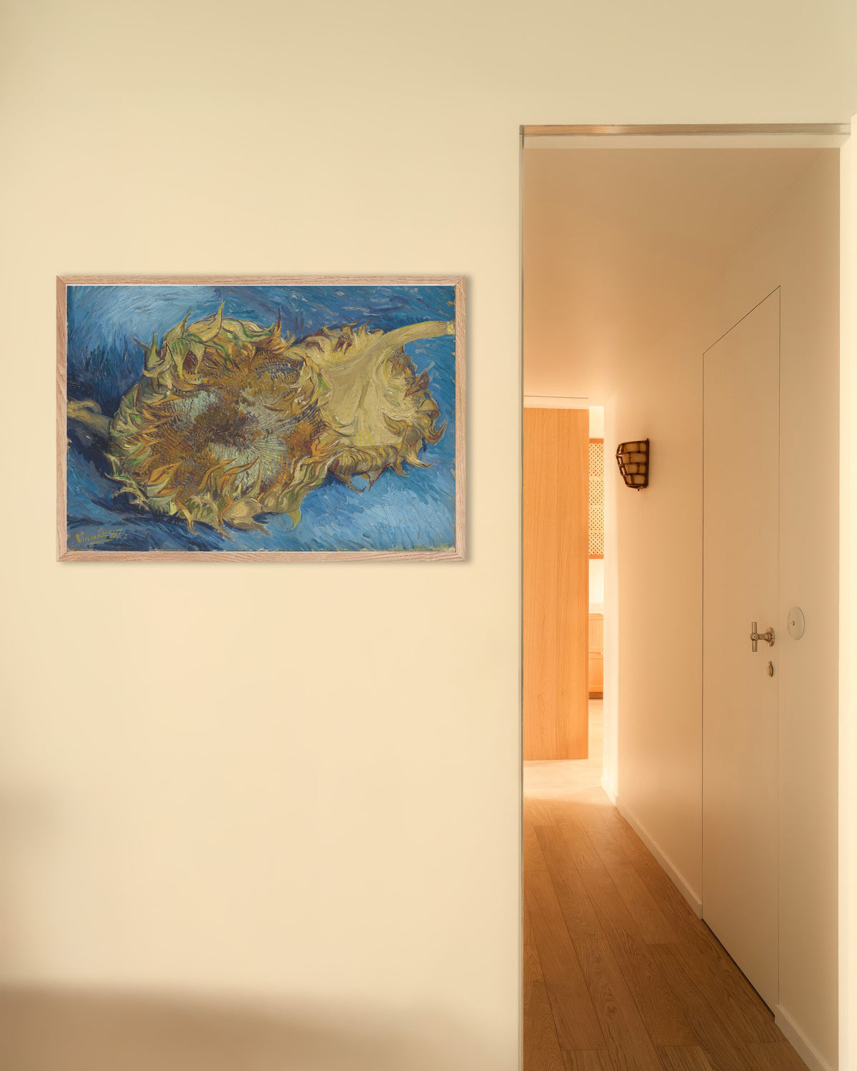 Poster av To avskårne solsikker (1887) av Vincent van Gogh, med ramme av naturtre