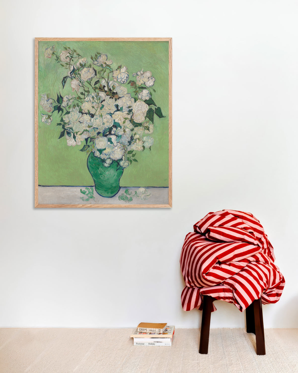 Poster av Vase med roser (1890) av Vincent van Gogh, med ramme i naturtre