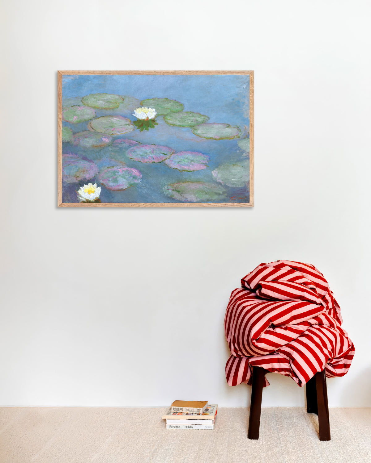 Plakat Vannliljer (ca. 1897–1899) av Claude Monet med ramme i naturtre