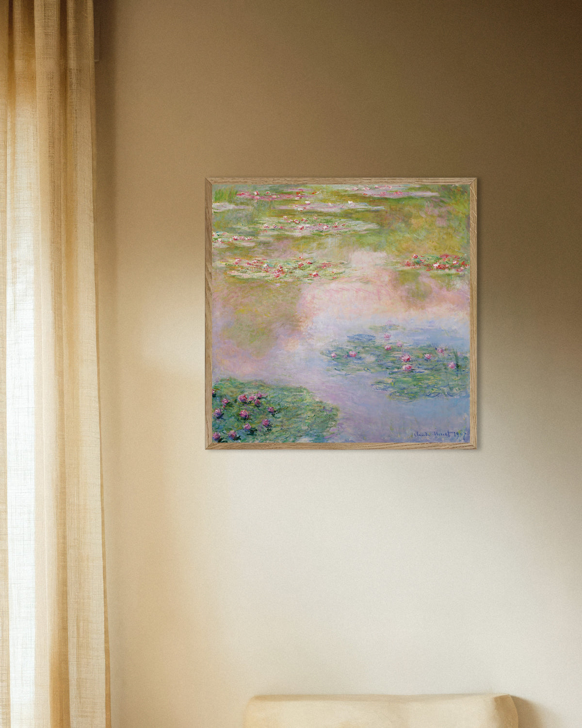 Plakat Vannliljer, rosa speilinger (1907) av Claude Monet med ramme i naturtre