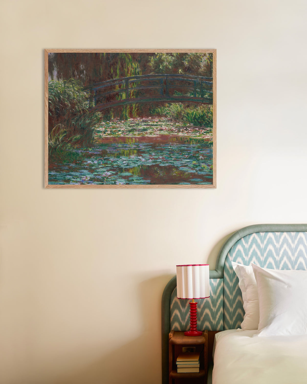 Plakat Vannliljedammen (1900) av Claude Monet med ramme i naturtre