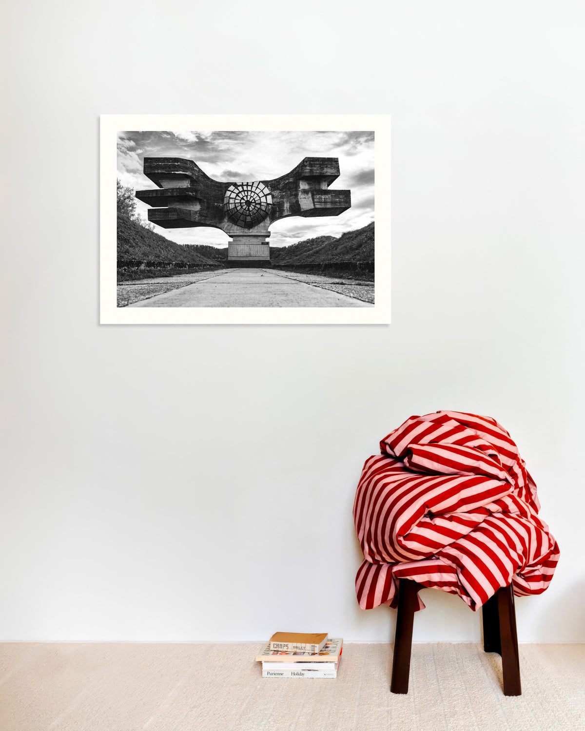 Plakat «Bevinget monument ved veiens ende»