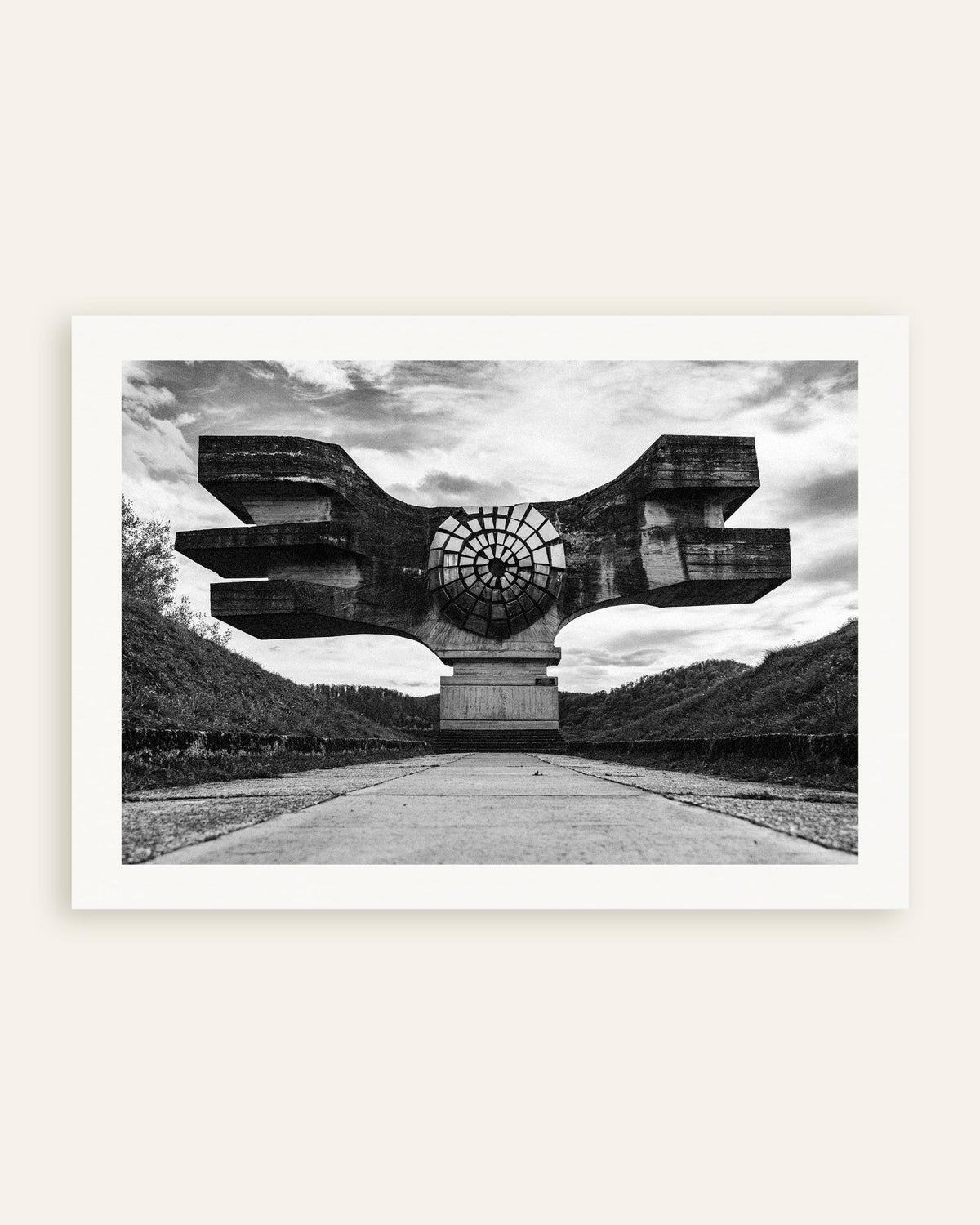 Plakat «Bevinget monument ved veiens ende», miniatyrbilde