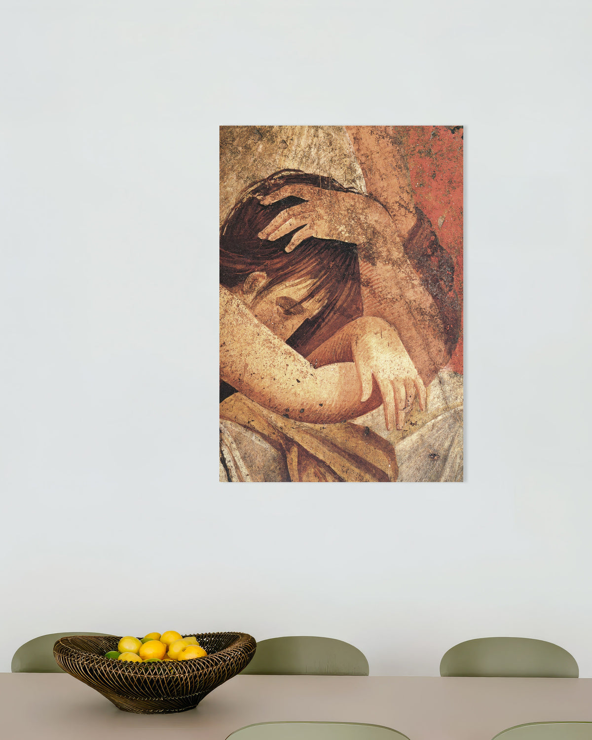 Poster med kvinne som trøster en innviet fra Mysterievillaen