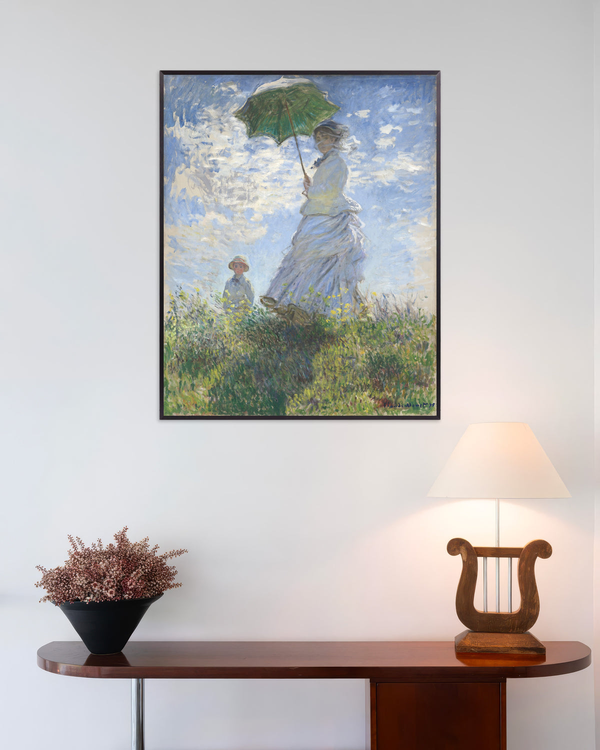 Plakat Kvinne med parasoll, Madame Monet og sønnen hennes (1875) av Claude Monet med metallramme
