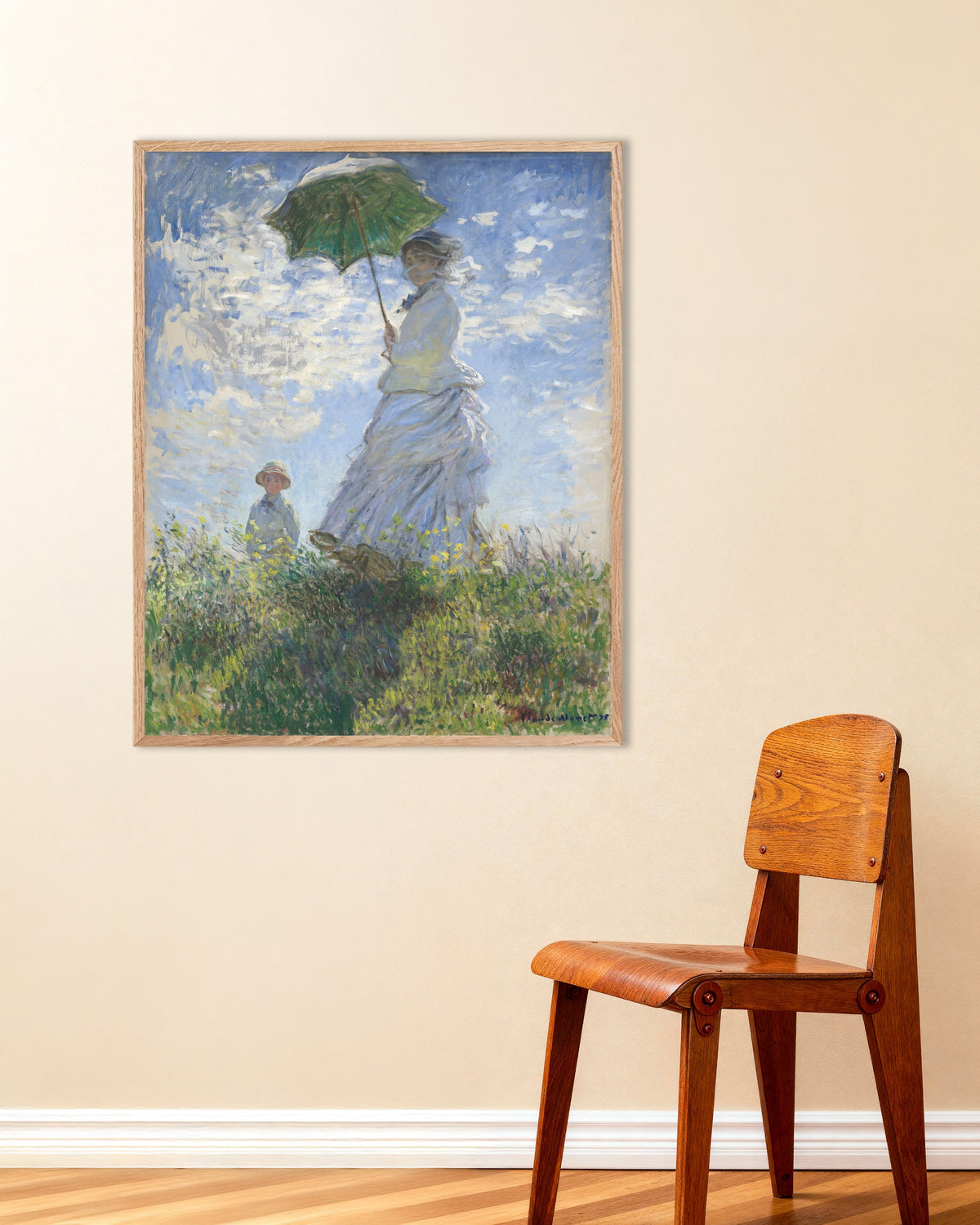 Plakat Kvinne med parasoll, Madame Monet og sønnen hennes (1875) av Claude Monet med ramme i naturtre